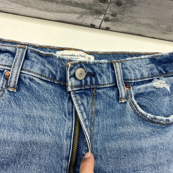Abercrombie & Fitch The Mom Short High Rise Denim Size 29/8 (W30) Distressed - Picture 6 of 8